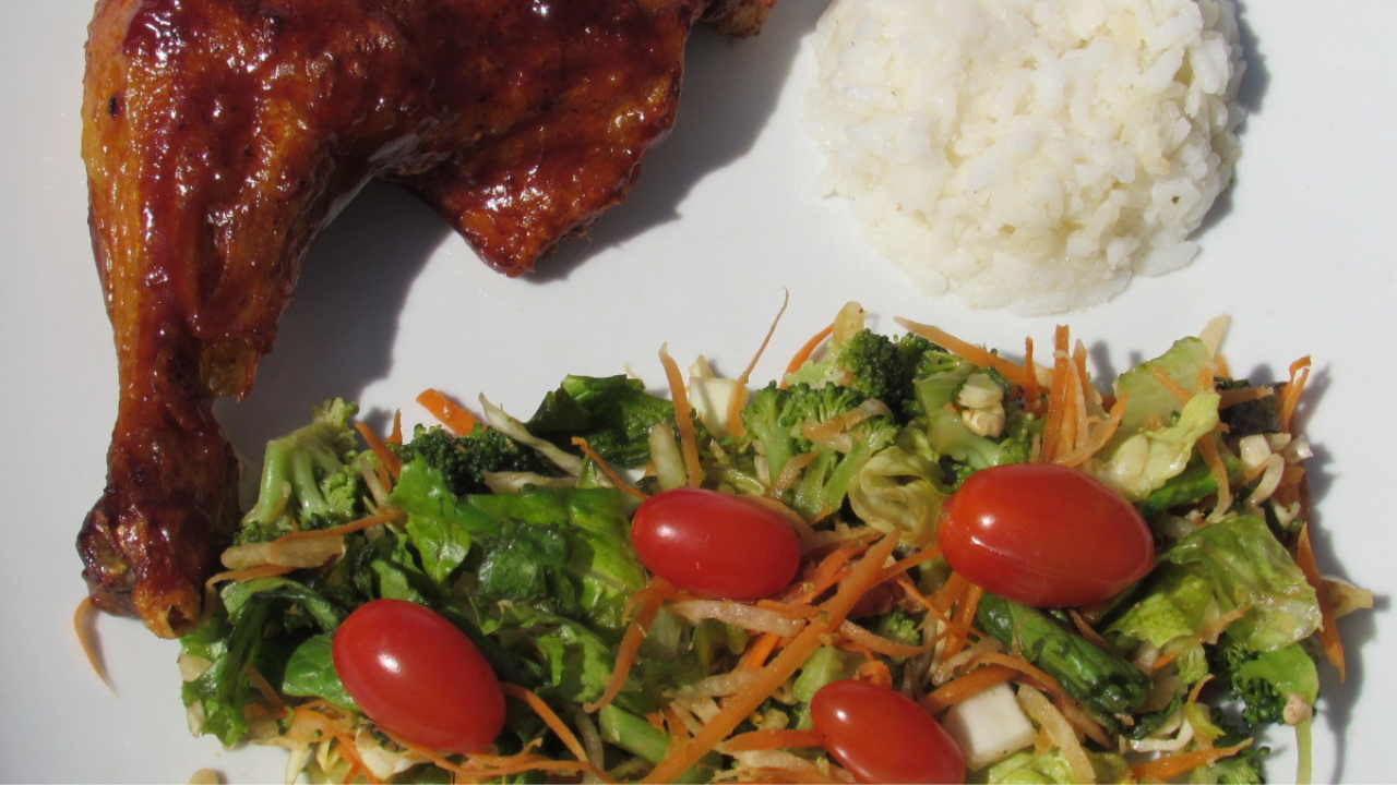 Pollo BBQ con ensalada y arroz