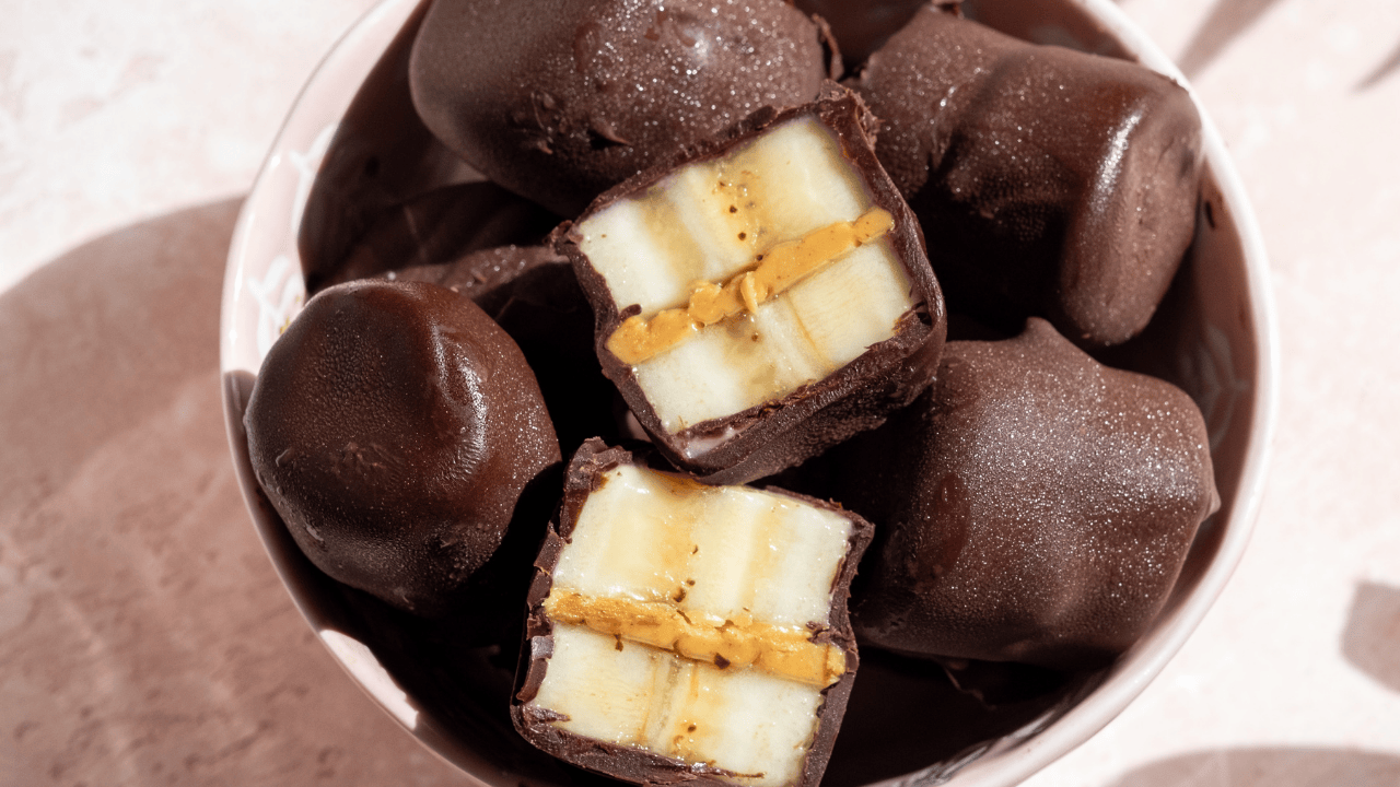 Plátano con crema de cacahuate y chocolate
